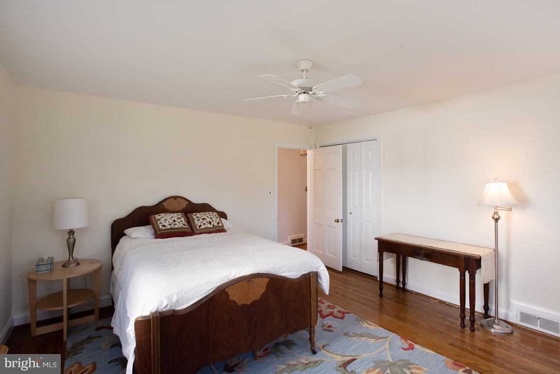 304 Cedarcroft Road Baltimore, MD 21212 - Photo 30 of 39 a bedroom with a bed and a table lamp