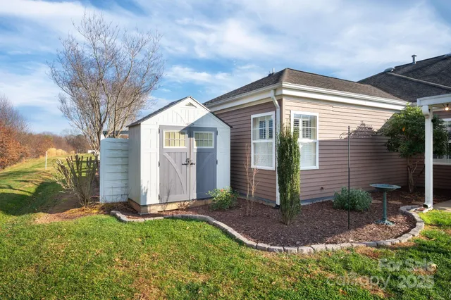 a view of a house with backyard and garden