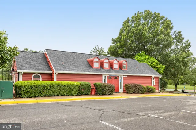 $425,000 | 9 Alden Court, Sterling, VA 20165