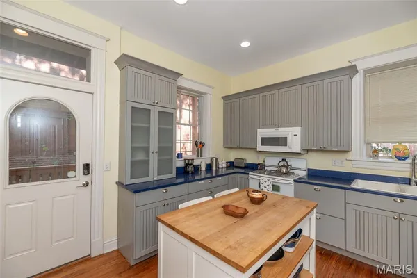 $345,000 | 3130 Nebraska Avenue, St. Louis, MO 63118