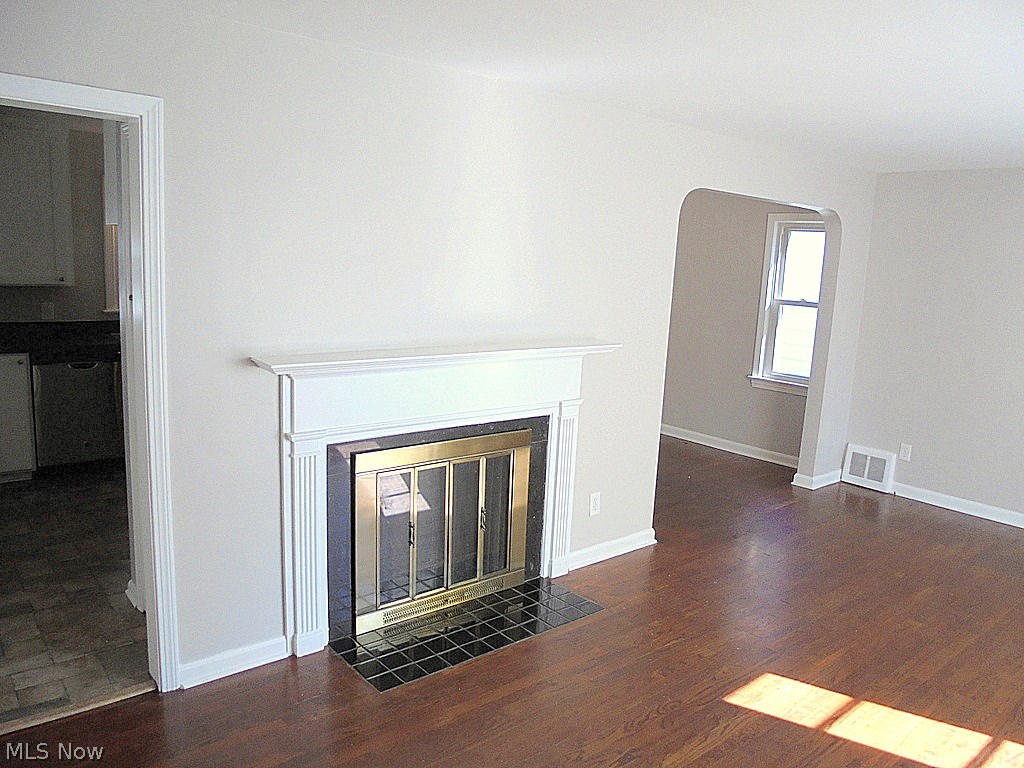 4809 Farnhurst Road Cleveland, OH 44124 - Photo 3 of 32