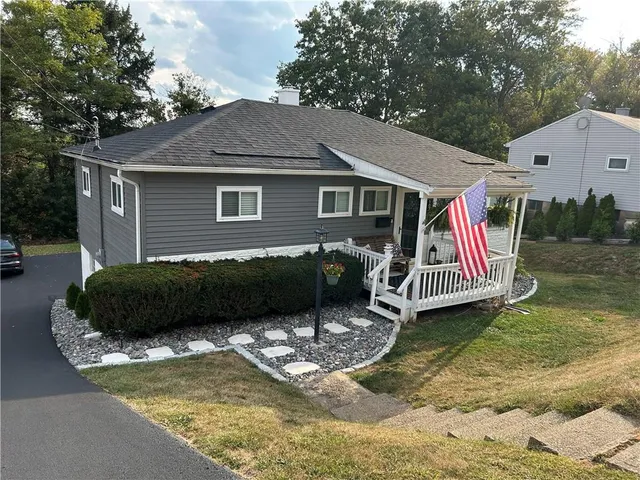 a view of a house with backyard