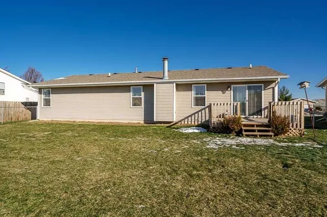 a view of a house with backyard