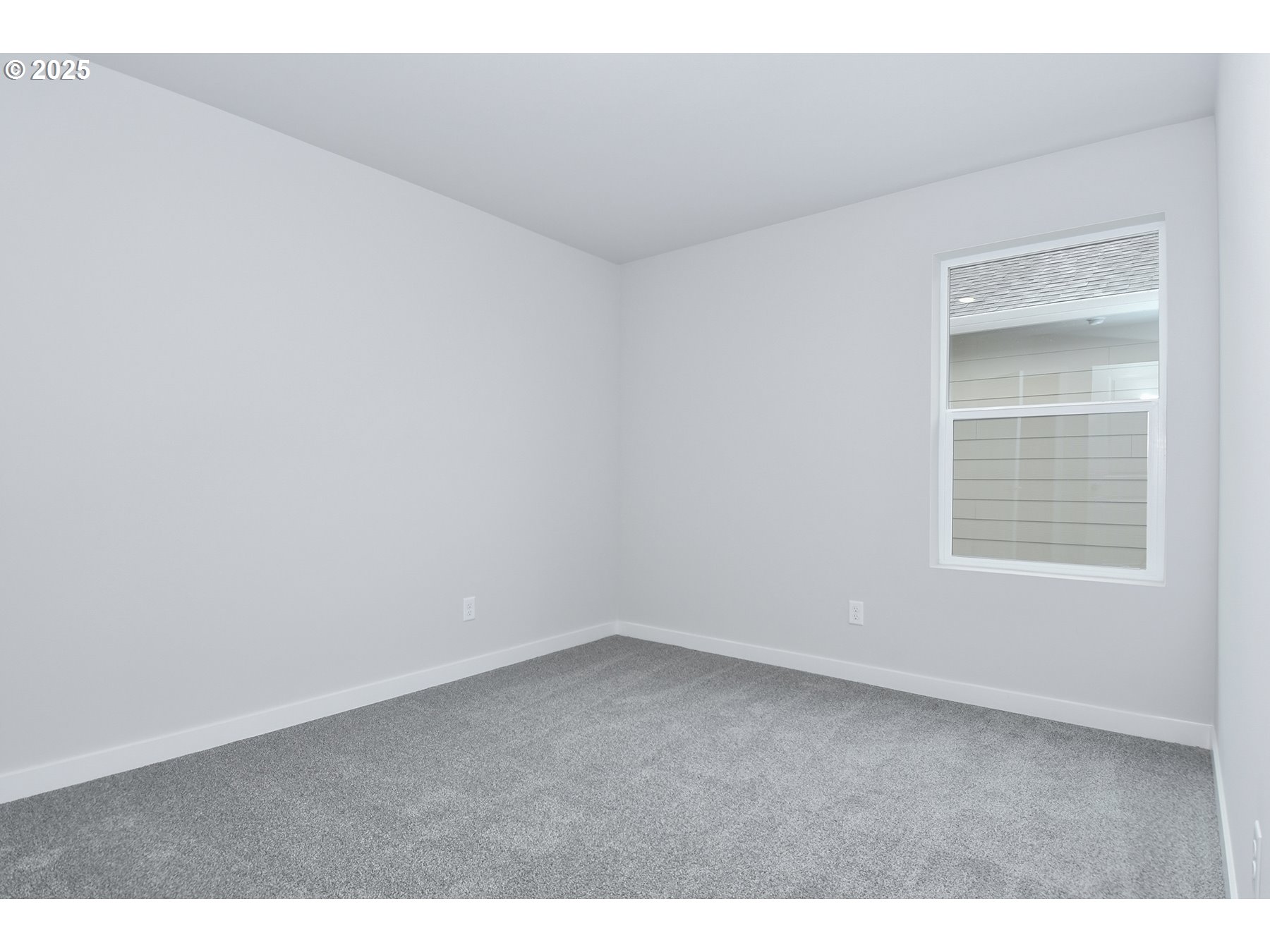 1375 Owl Avenue Woodburn, OR 97071 - Photo 16 of 20 an empty room with a window
