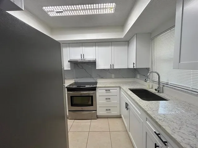 $1,700 | 7241 Cloister Drive, Unit 205, Sarasota, FL 34231