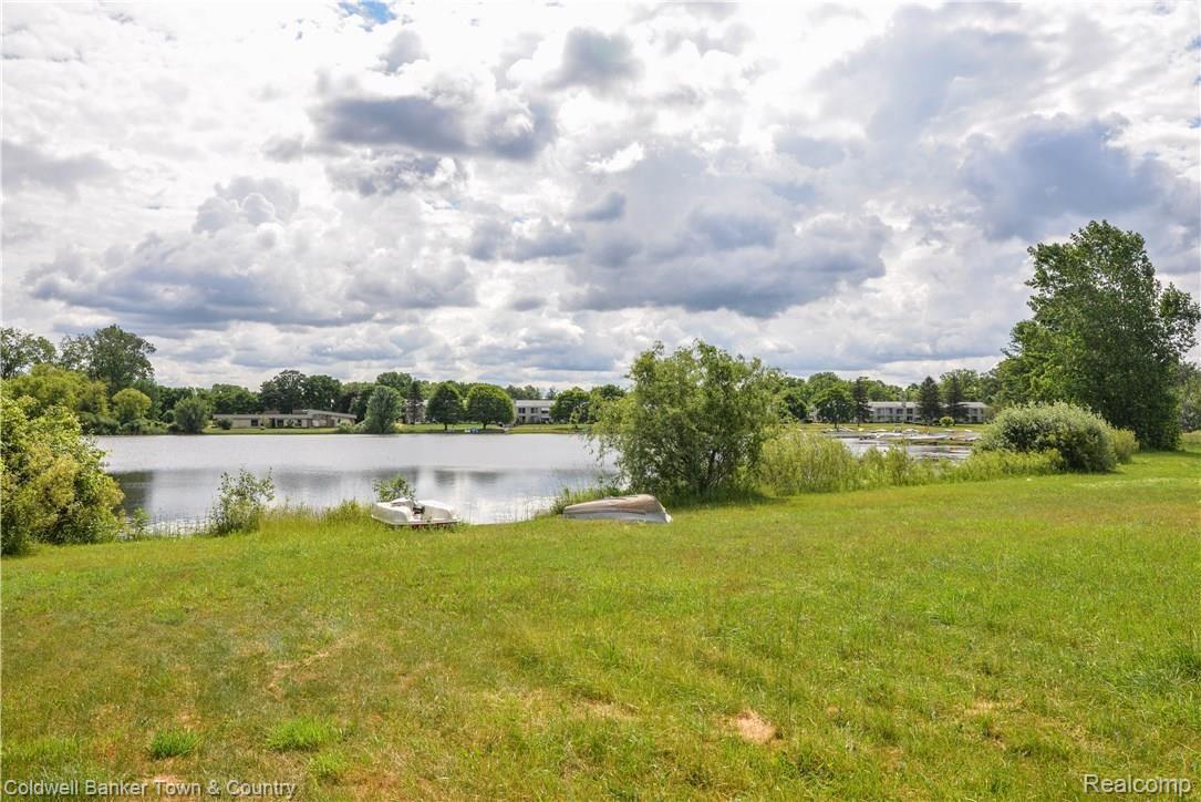 27216 Spaulding Road New Hudson, MI 48165 - Photo 5 of 38 AUG_8238.jpg