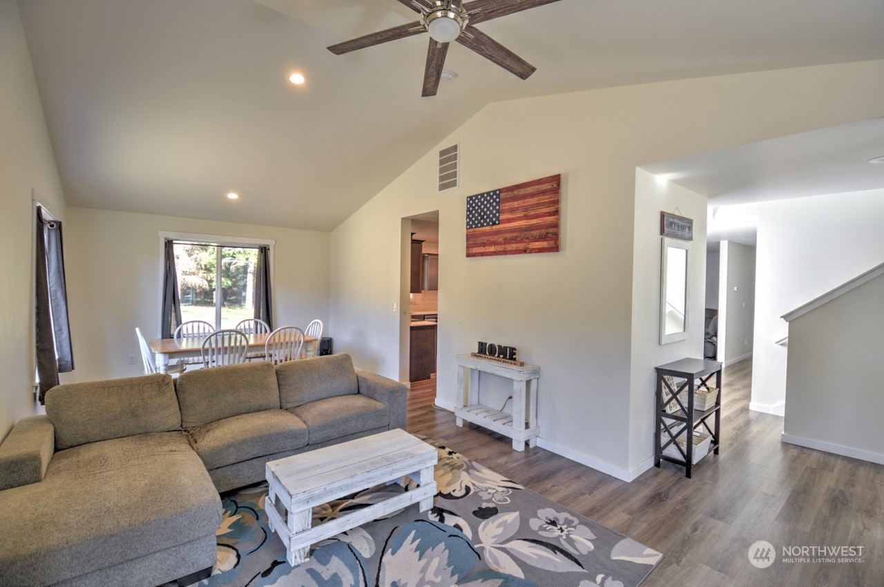 424 Brown Road East Chehalis, WA 98532 - Photo 13 of 25 a living room with furniture and window