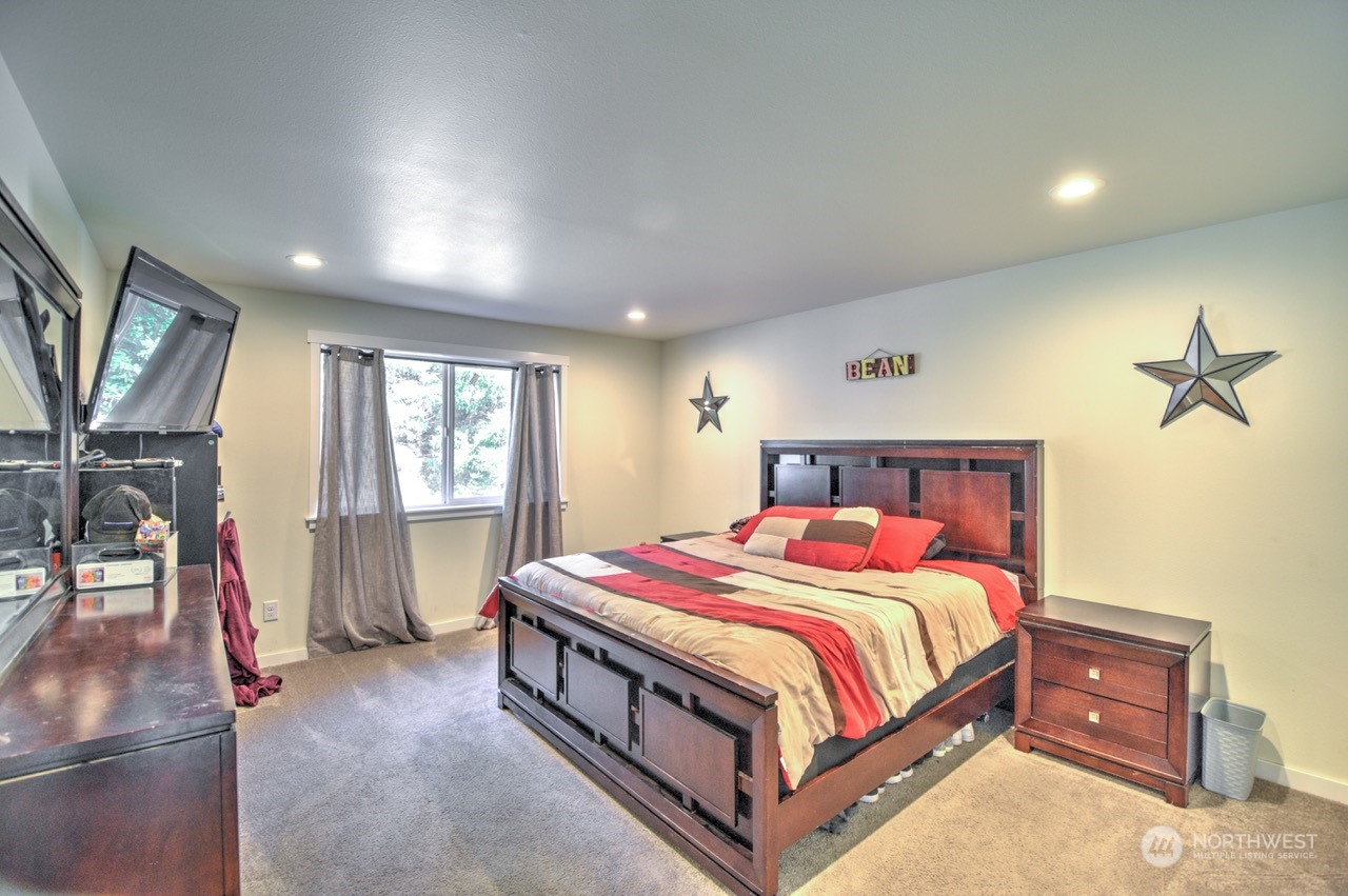 424 Brown Road East Chehalis, WA 98532 - Photo 17 of 25 a bed sitting in a bedroom next to a window