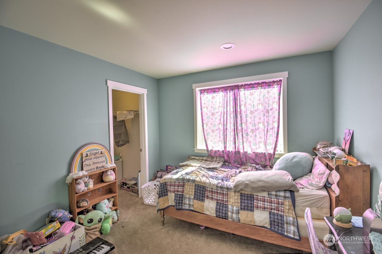 424 Brown Road East Chehalis, WA 98532 - Photo 21 of 25 a bedroom with a bed and a window