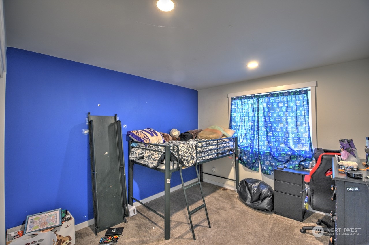 424 Brown Road East Chehalis, WA 98532 - Photo 22 of 25 a bed room with furniture and a window