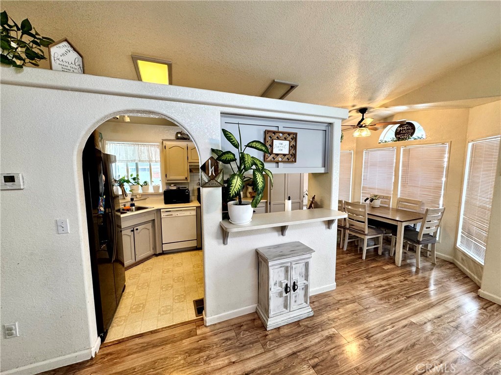 122 Colombo Lane, Unit 77 Tustin, CA 92780 - Photo 17 of 60 KITCHEN ENTRY/DINING AREA