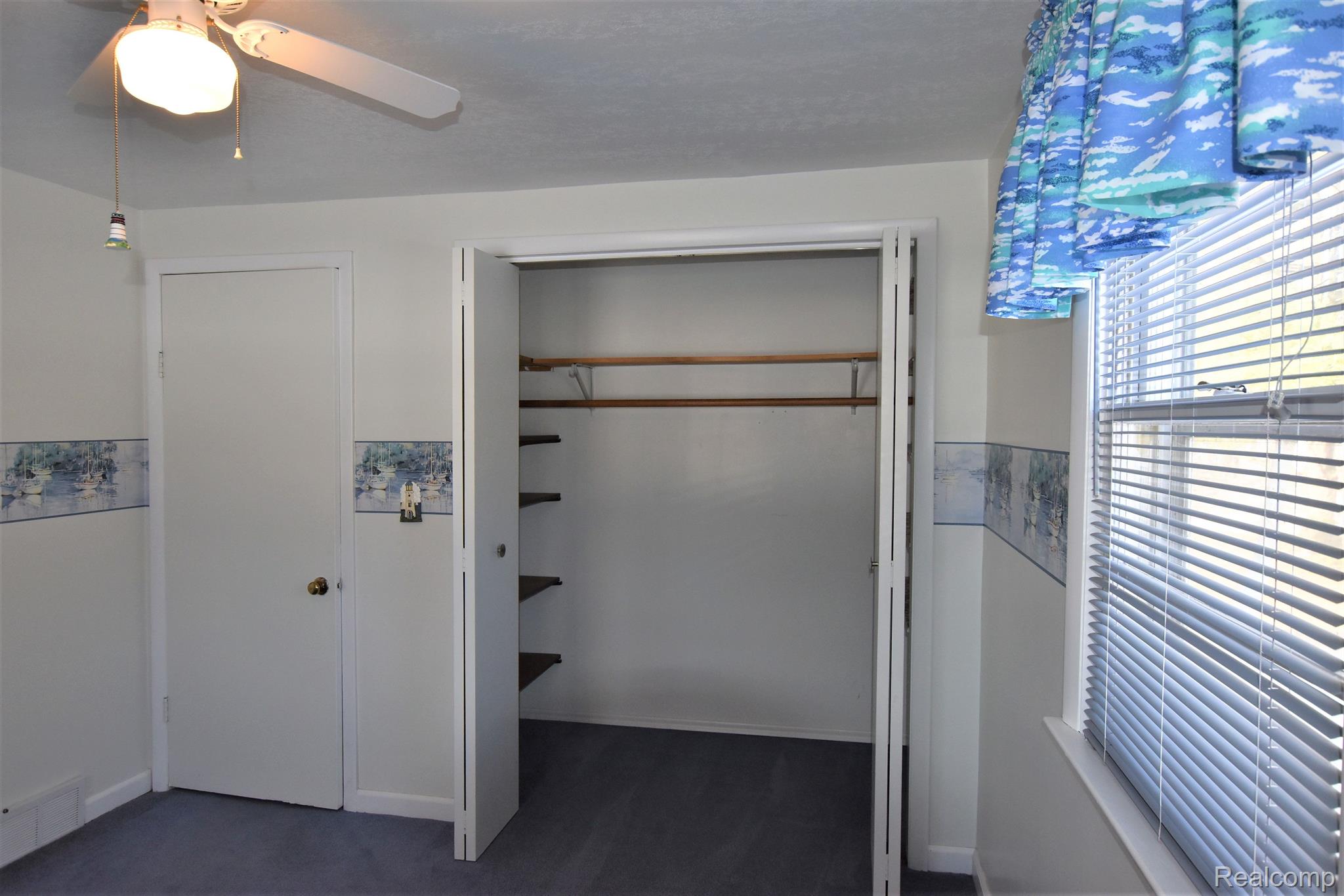 5310 Howe Road Grand Blanc, MI 48439 - Photo 14 of 15 3rd BR with walk in closet