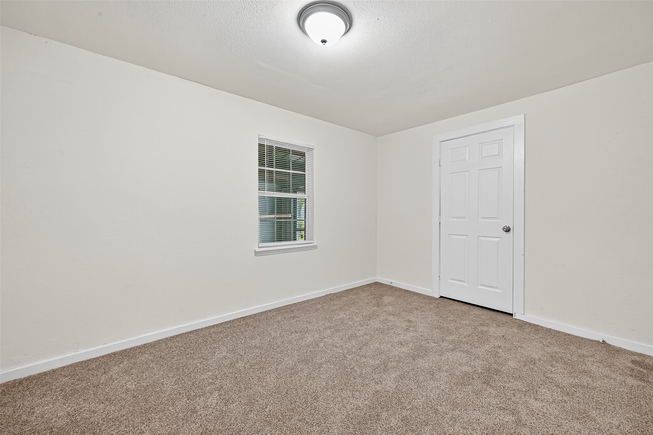 16643 Lake Circle Conroe, TX 77302 - Photo 25 of 47 an empty room with windows and closet