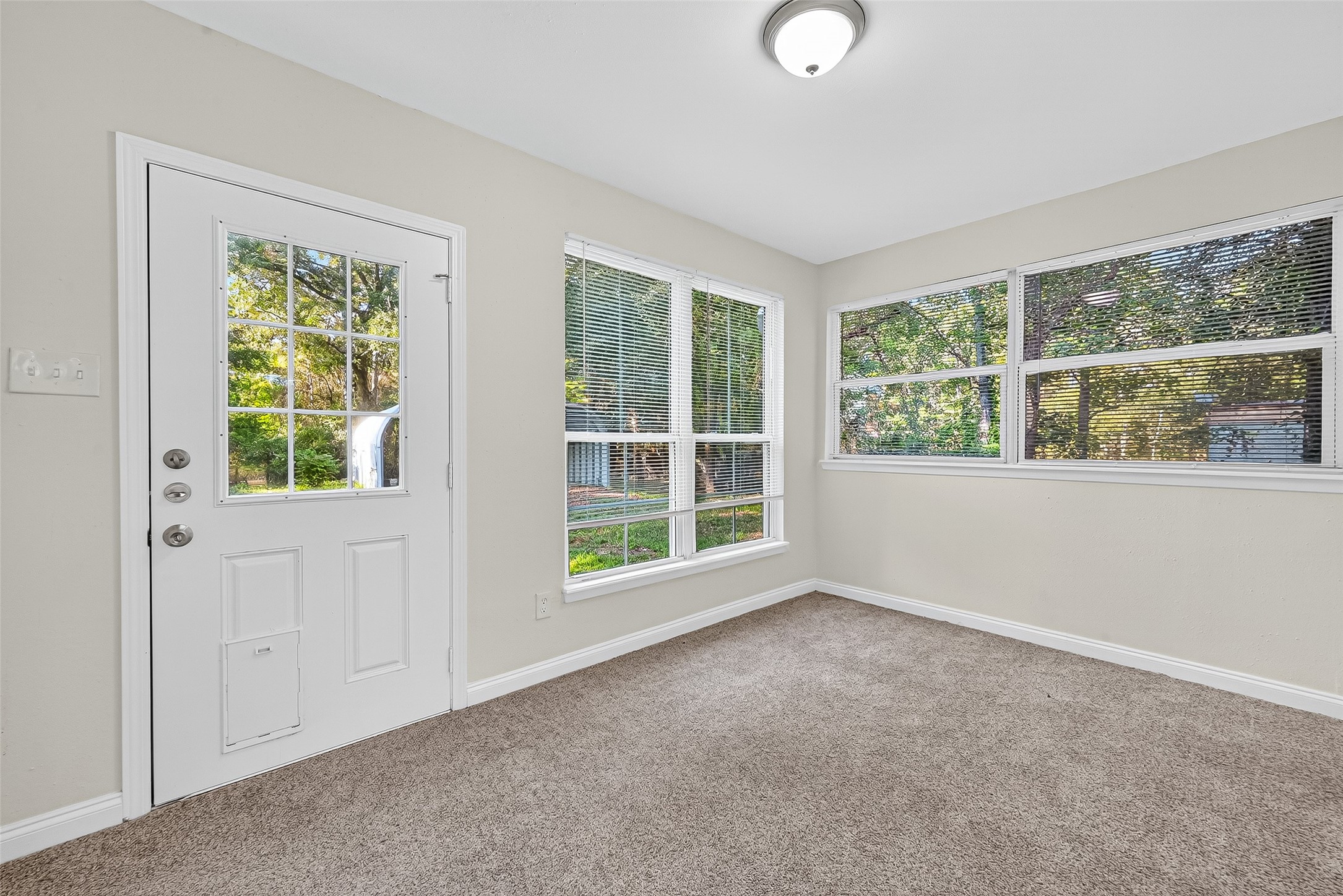 16643 Lake Circle Conroe, TX 77302 - Photo 35 of 47 an empty room with windows