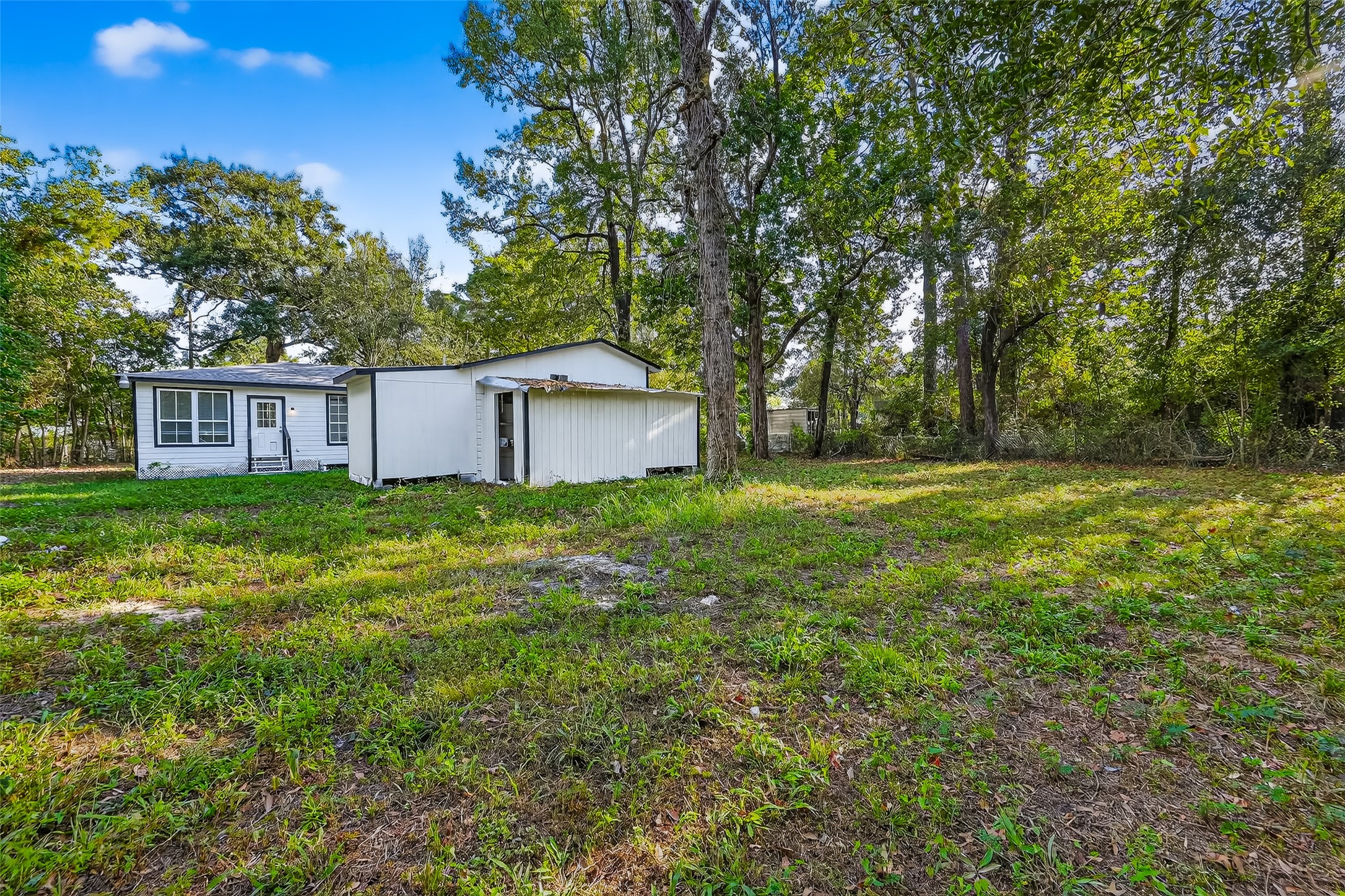 16643 Lake Circle Conroe, TX 77302 - Photo 44 of 47 a backyard of a house with table and chairs