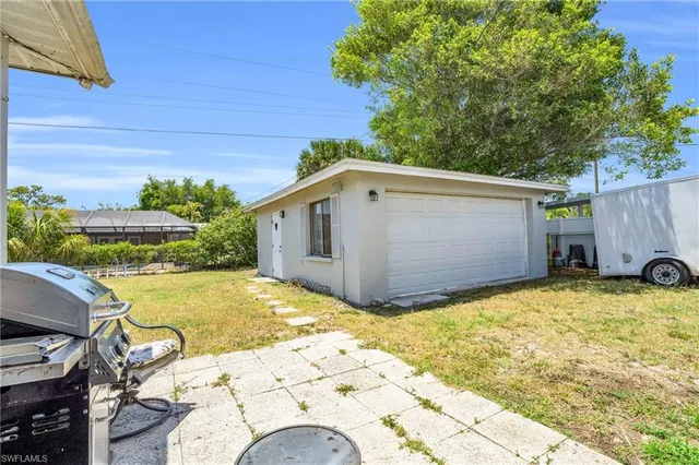 a view of a back yard of the house