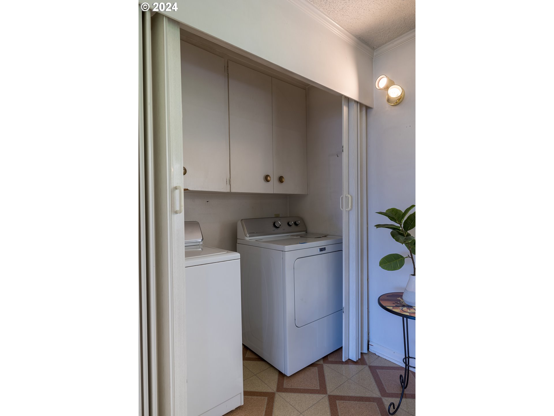 2885 Wayside Loop Springfield, OR 97477 - Photo 29 of 32 a utility room with cabinets and washer