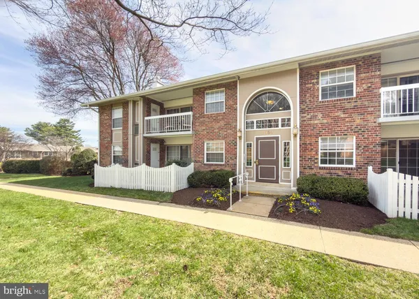 $299,000 | 1954 Kennedy Drive, Unit 201, McLean, VA 22102