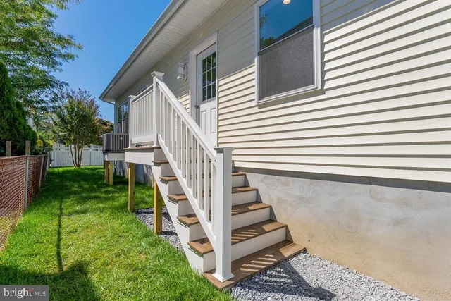 a view of a house with backyard and a garden