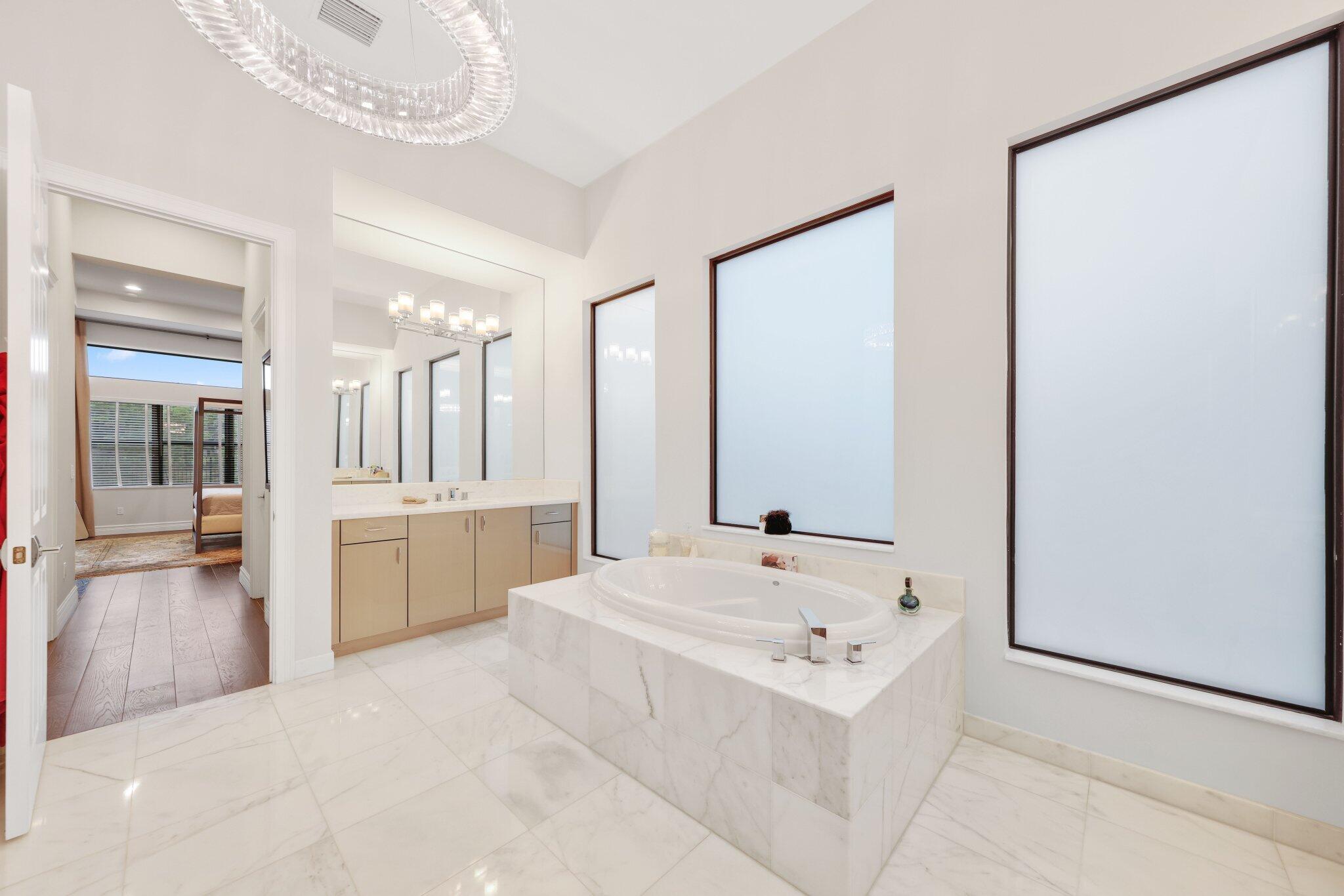 9137 Benedetta Place Boca Raton, FL 33496 - Photo 20 of 48 Primary Bath