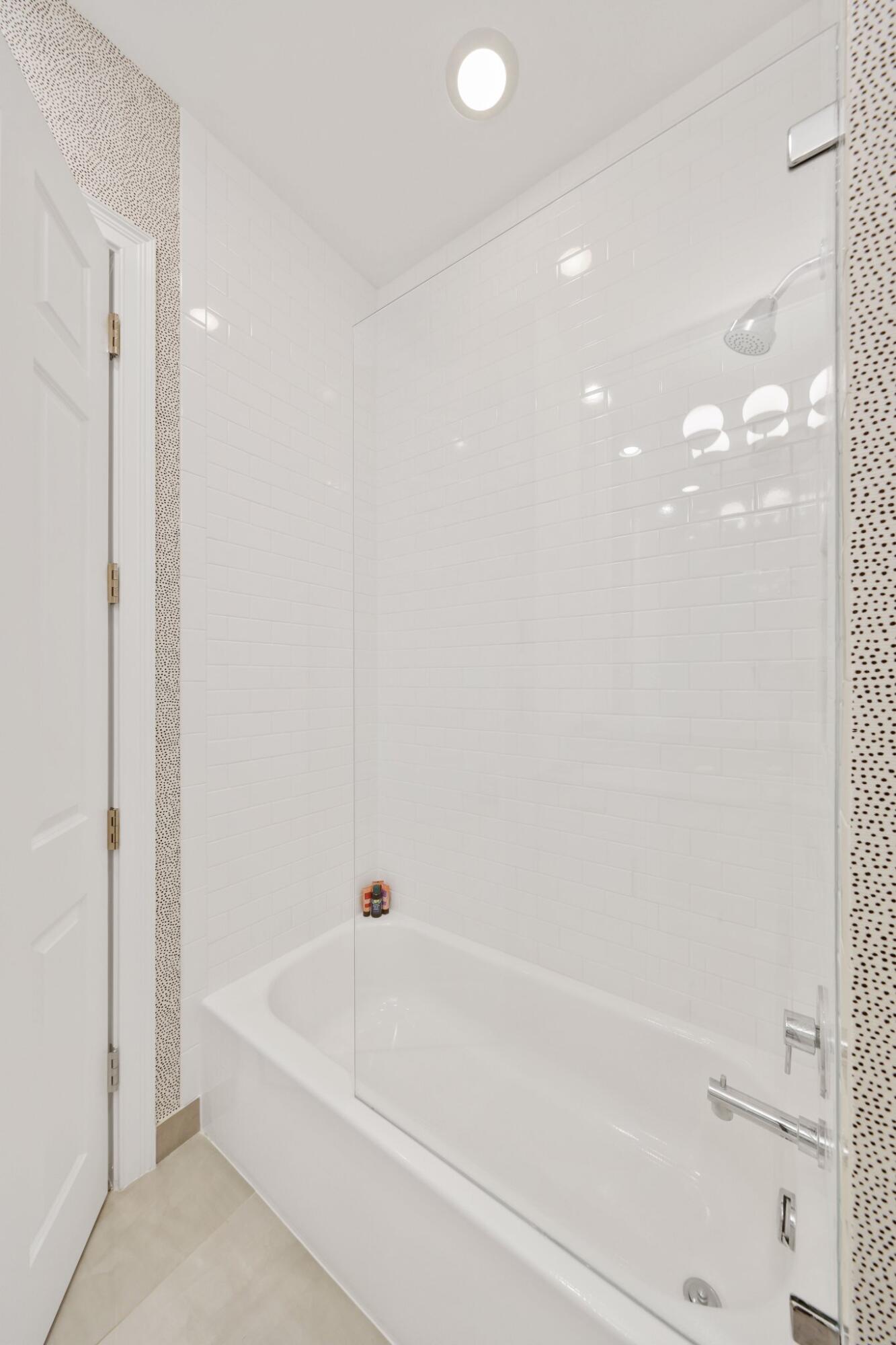 9137 Benedetta Place Boca Raton, FL 33496 - Photo 29 of 48 Guest Bath