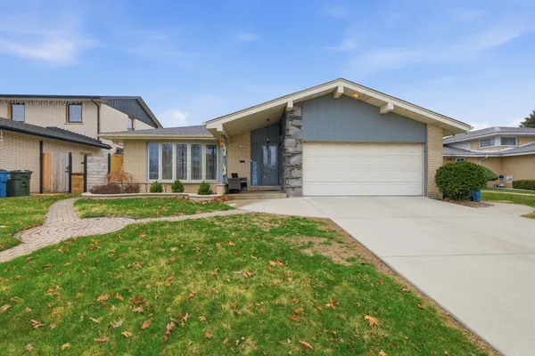 $3,850 | 9728 South Tripp Avenue, Oak Lawn, IL 60453