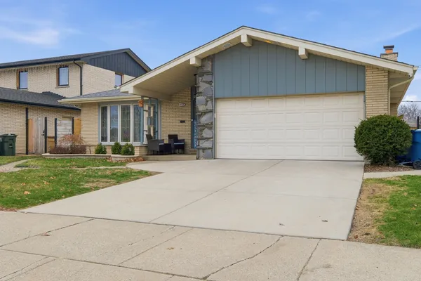 $3,850 | 9728 South Tripp Avenue, Oak Lawn, IL 60453