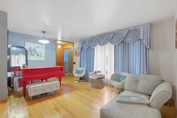 $3,850 | 9728 South Tripp Avenue, Oak Lawn, IL 60453