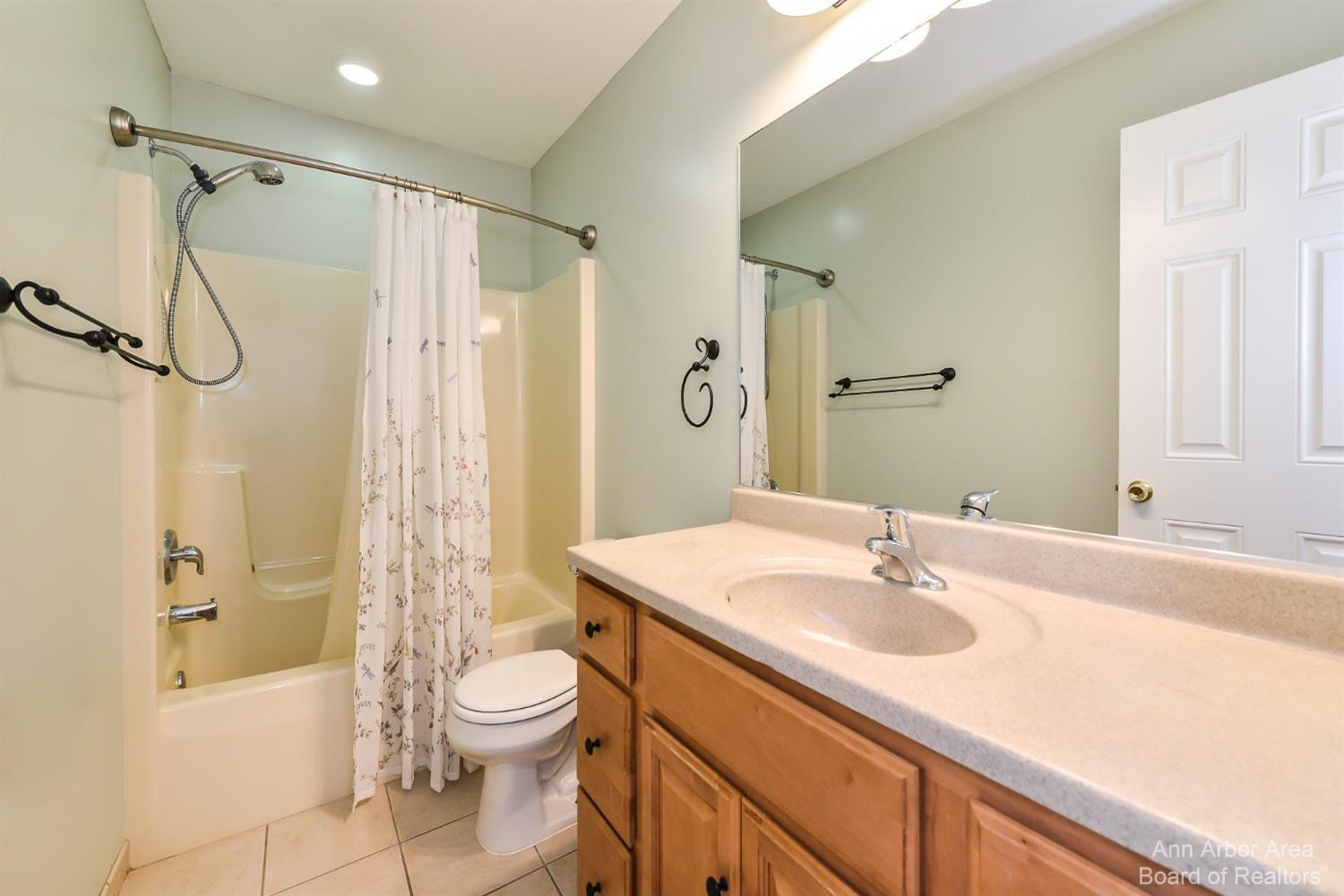 7620 Fox Trace Road Dexter, MI 48130 - Photo 30 of 58 Full bathroom upstairs