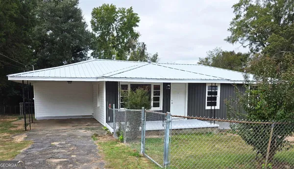 a view of a house with porch and a yard