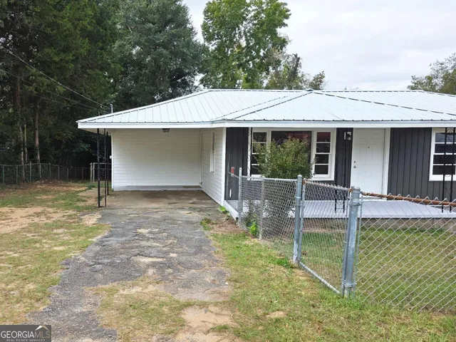 a view of a house with backyard and porch