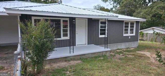 a view of a house with backyard and garden