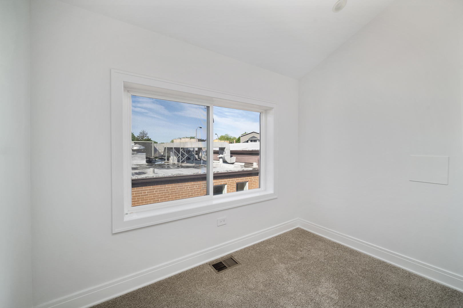 6747 Riverside Drive Berwyn, IL 60402 - Photo 24 of 32 an empty room with window