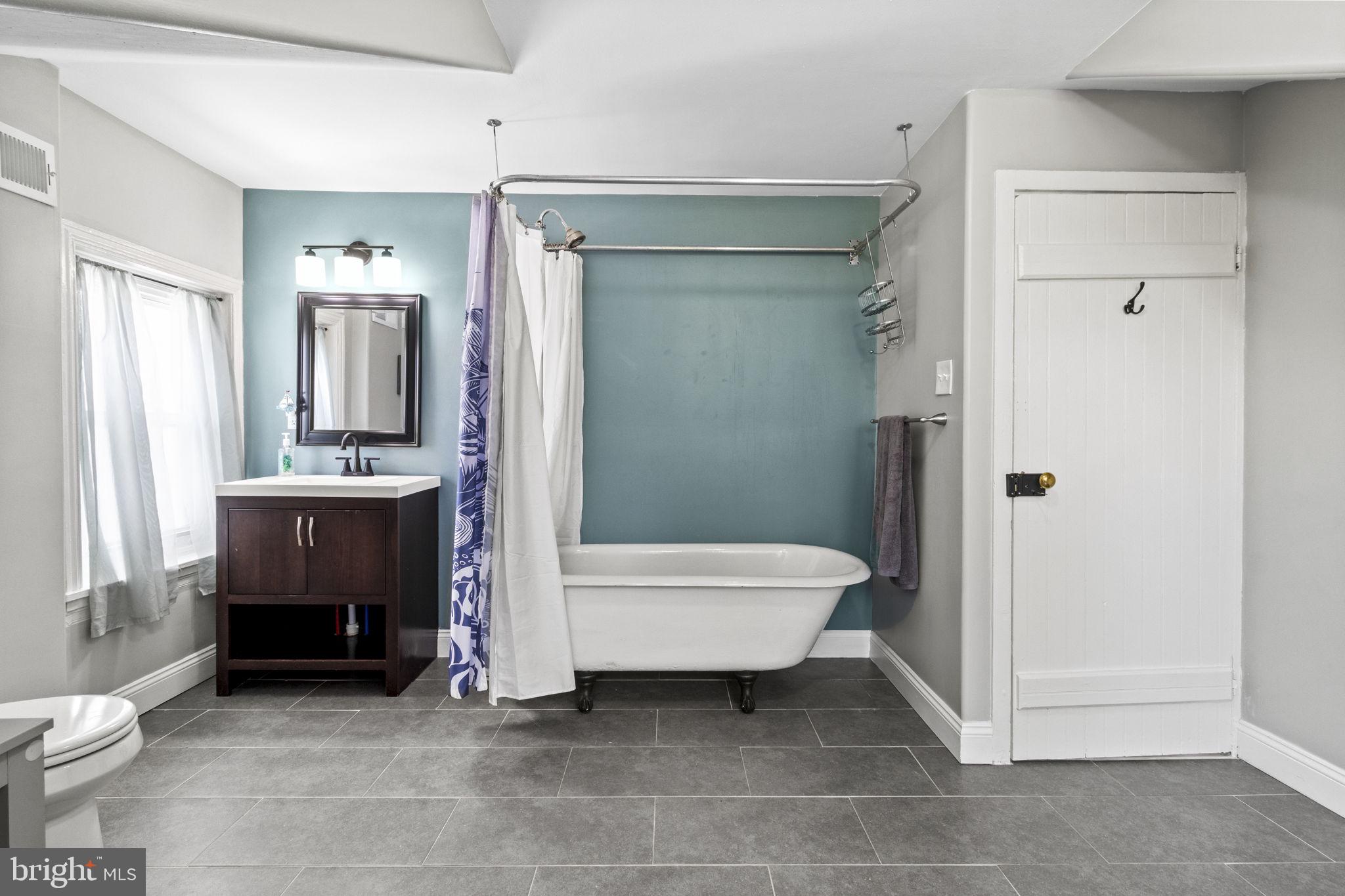 368 Martin Street Philadelphia, PA 19128 - Photo 38 of 45 3rd floor bath