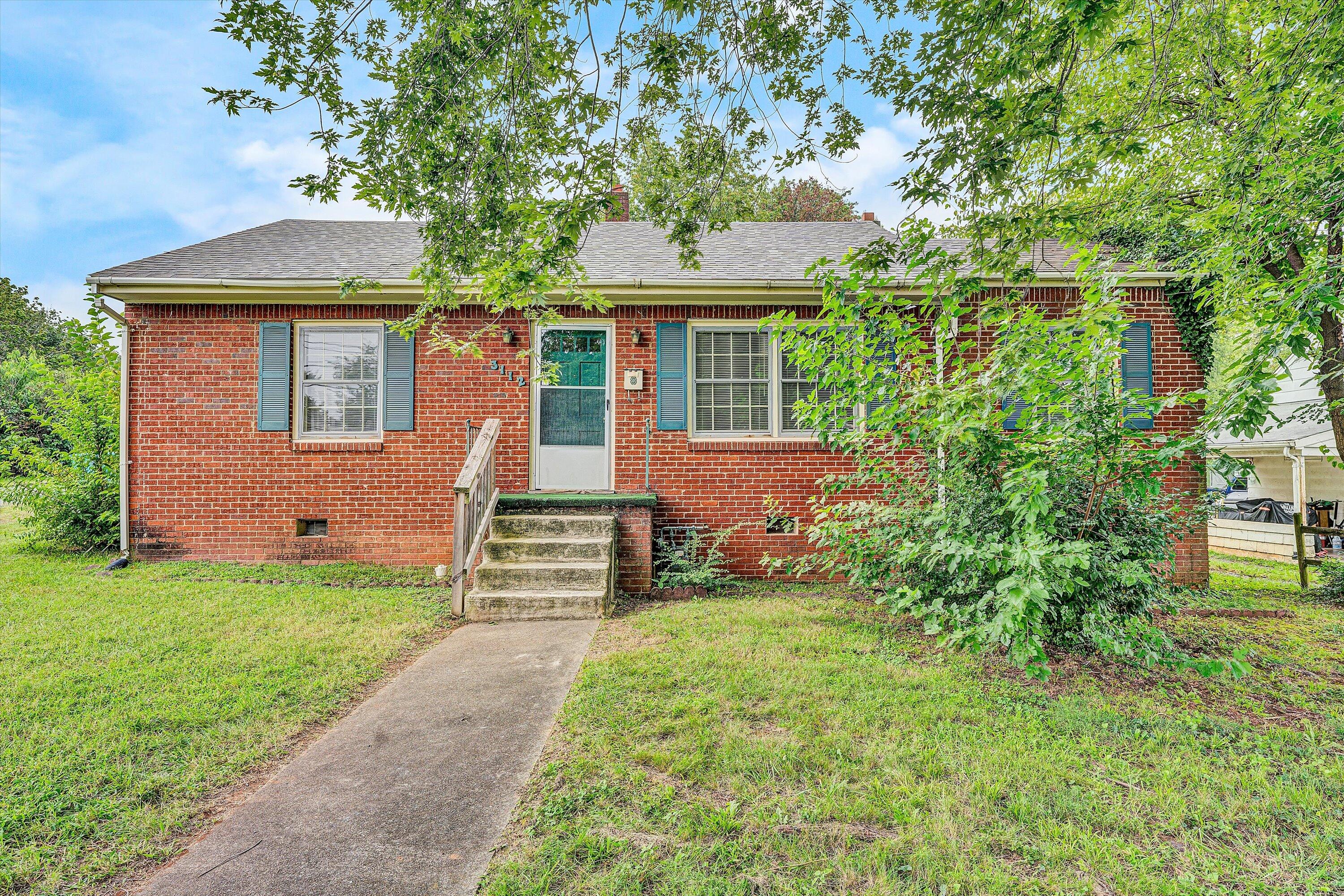 3112 Plantation Road Northeast Roanoke, VA 24012 - Photo 3 of 31 02-DSC07356