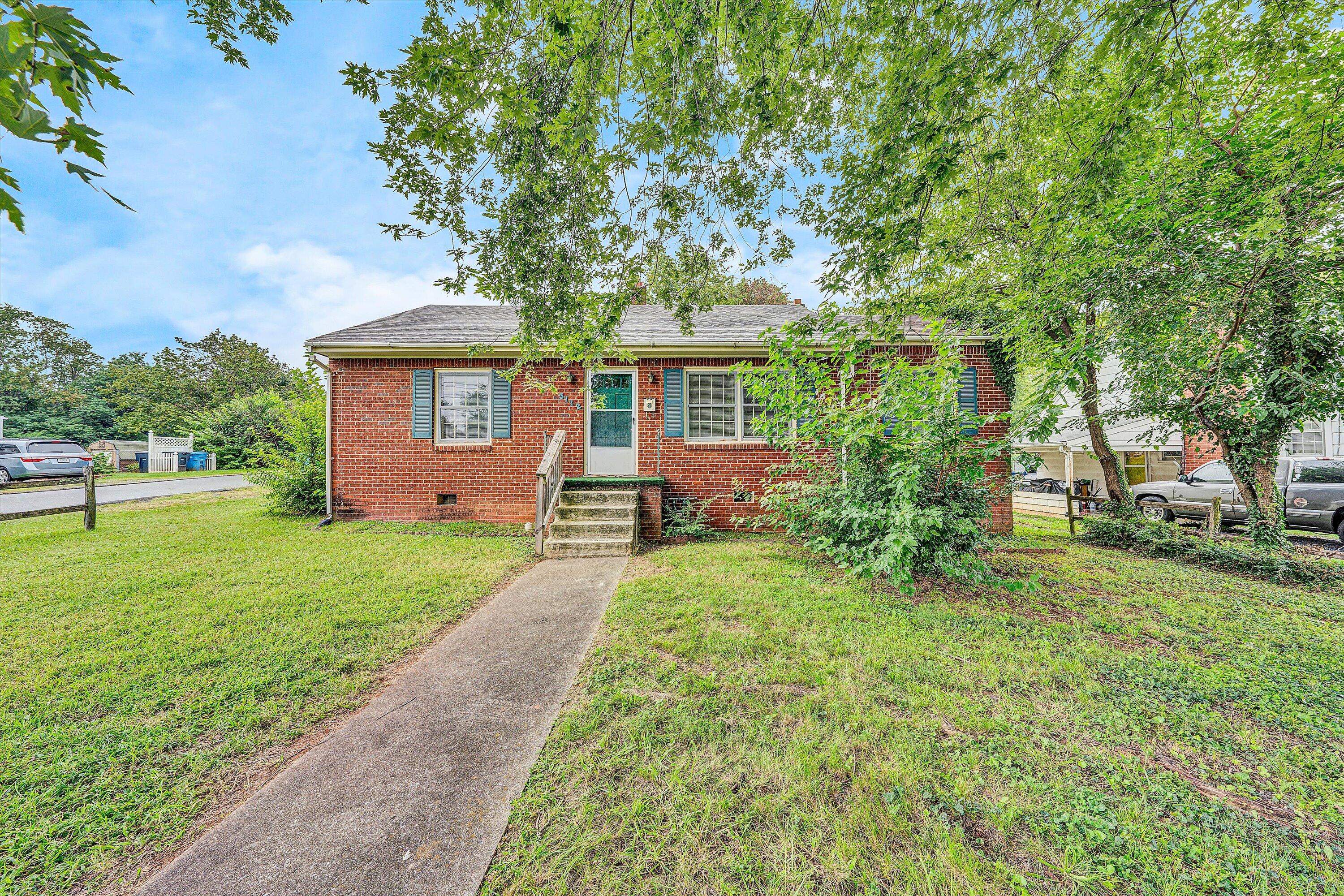 3112 Plantation Road Northeast Roanoke, VA 24012 - Photo 4 of 31 03-DSC07359