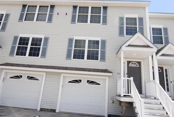 $2,975 | 109 Overlook Circle, Hudson, NH 03051