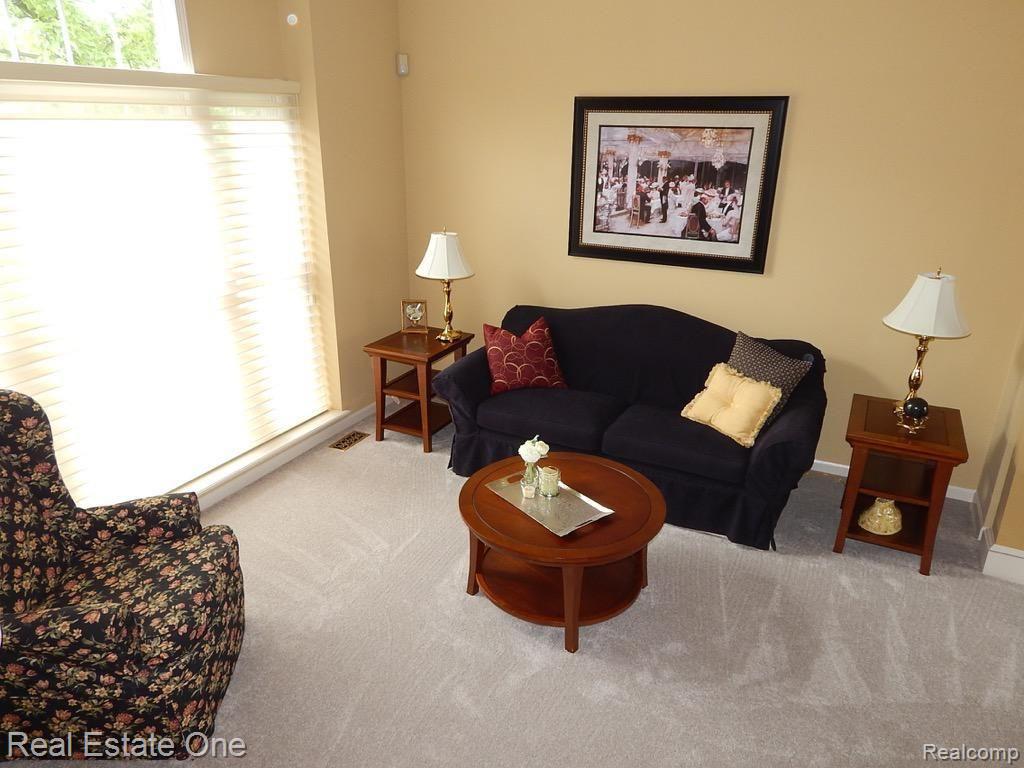 1695 Devonwood Drive Rochester, MI 48306 - Photo 27 of 37 living.rm