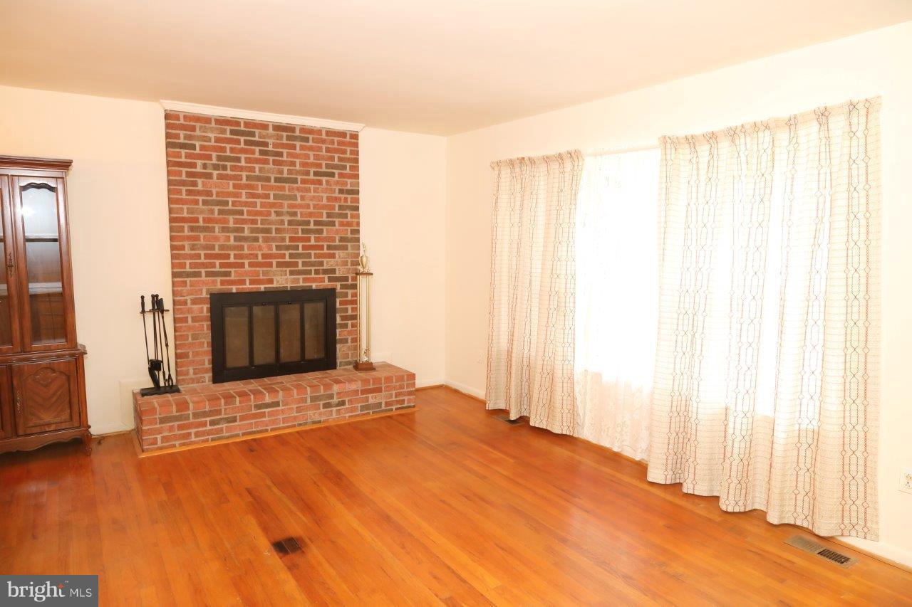 2315 Millers Mill Road Cooksville, MD 21723 - Photo 2 of 17 Living Room