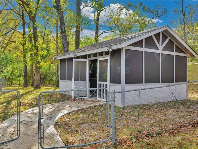 a view of a house with backyard