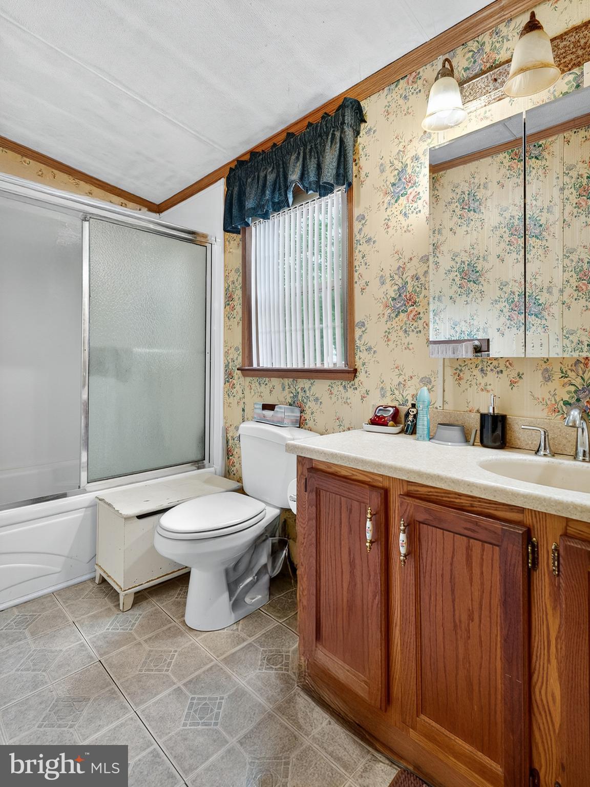 885 Cypress Ave Spring Spring City, PA 19475 - Photo 20 of 24 a bathroom with a toilet a sink and a large mirror
