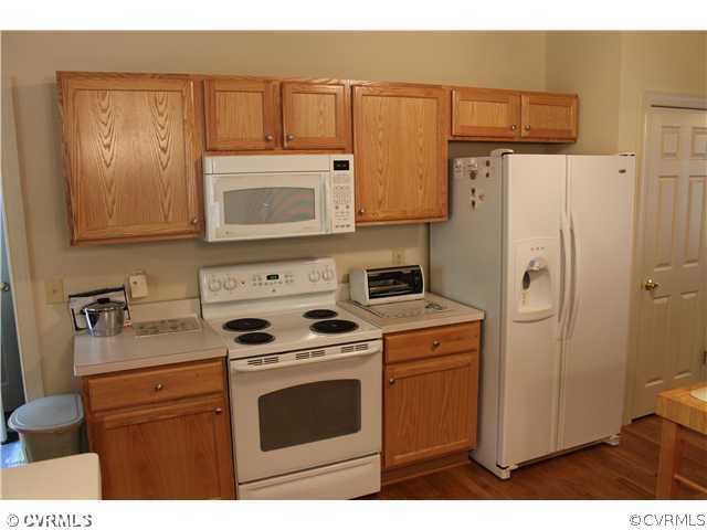 68 Rivers Bend Lane Bumpass, VA 23024 - Photo 6 of 24 Kitchen - Oak cabinets, hardwood floors, slide out