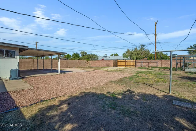 a view of a backyard