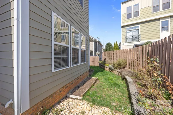 a view of entryway with livingroom