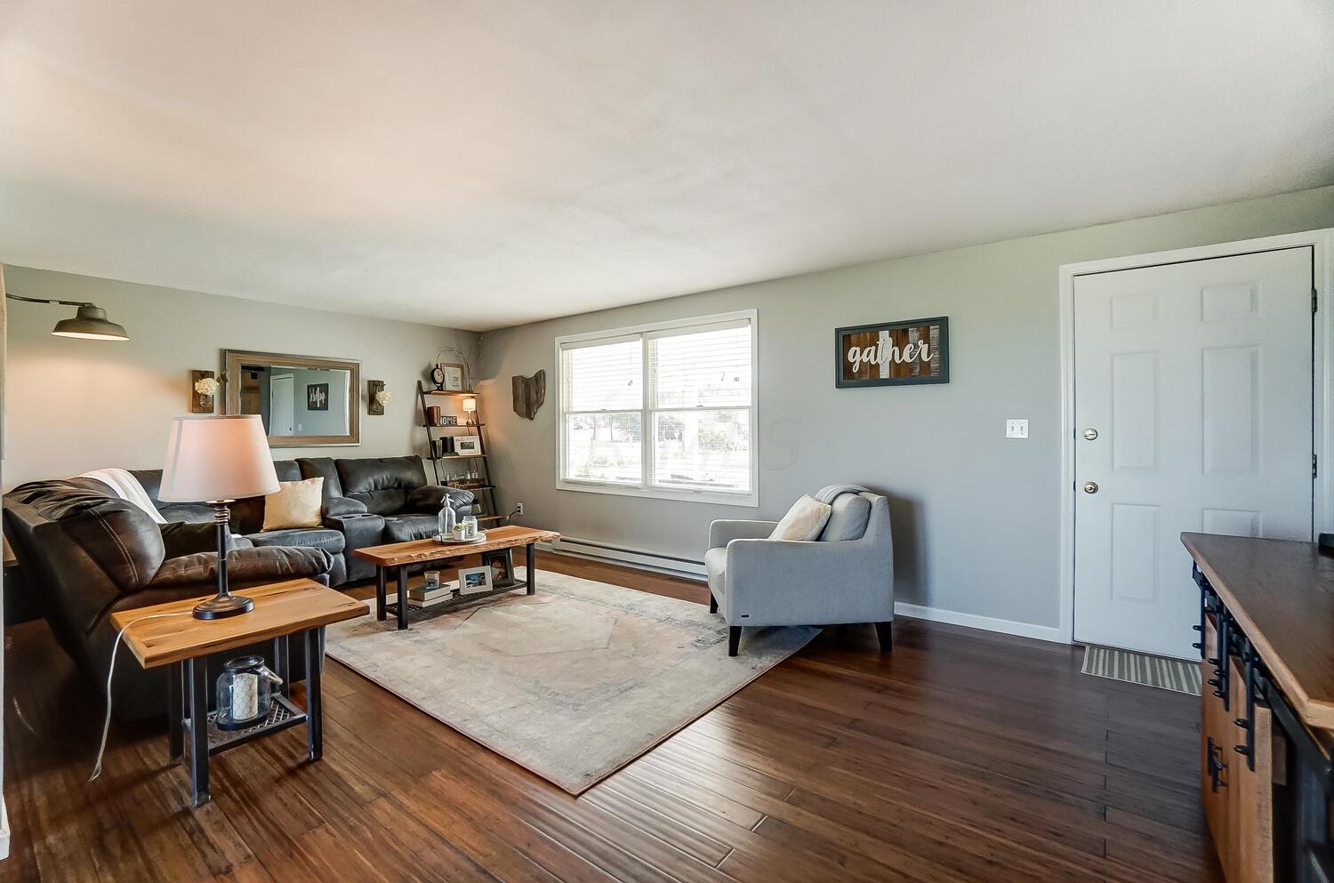 18595 Ringgold Southern Road Circleville, OH 43113 - Photo 7 of 34 Spacious Living Room