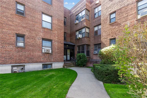 $2,448 | 150 South Middle Neck Road, Unit 1E, Great Neck, NY 11021