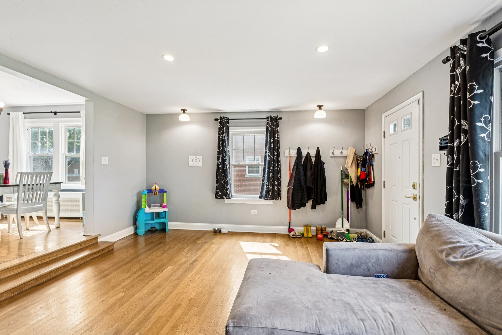 1656 Harding Road Northfield, IL 60093 - Photo 4 of 14 a living room with furniture and a flat screen tv