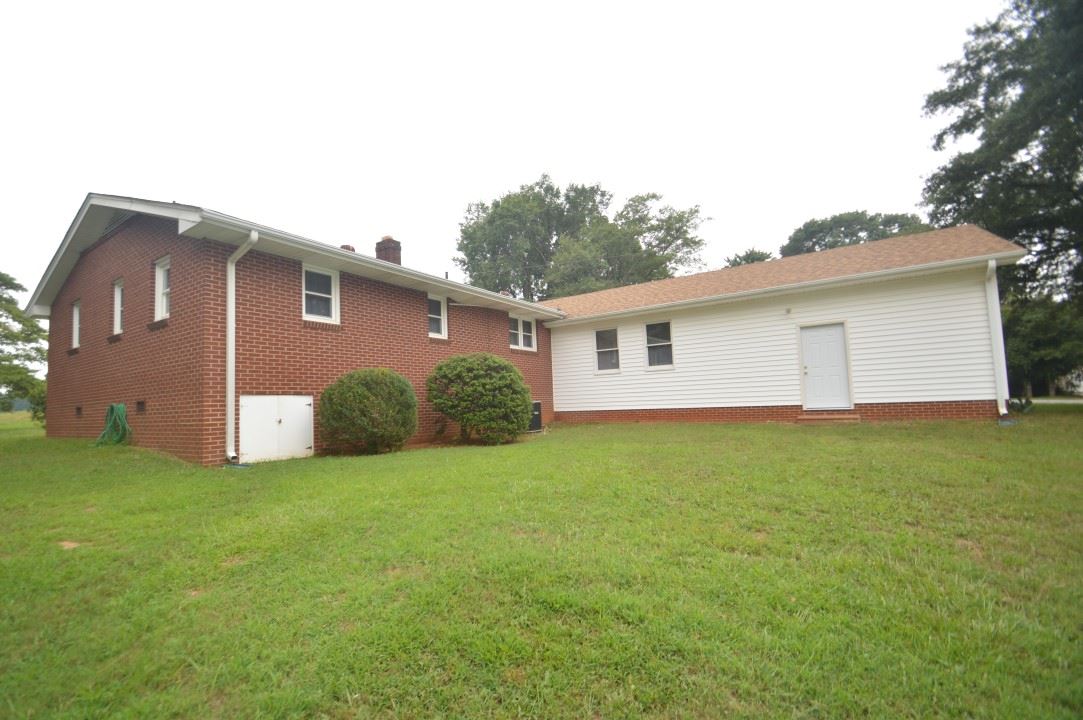 9206 Fairforest Road Spartanburg, SC 29301 - Photo 2 of 25