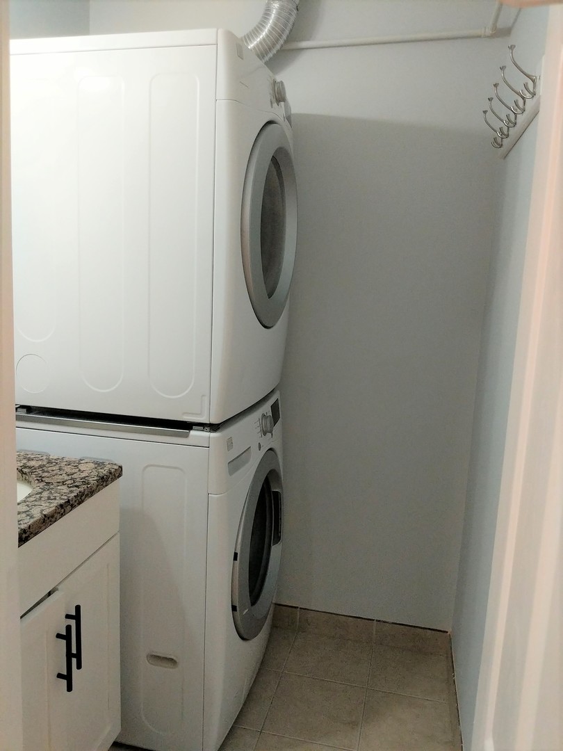 2652 West Rascher Avenue, Unit 203 Chicago, IL 60625 - Photo 10 of 17 a utility room with dryer and washer