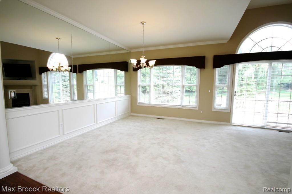 2740 Castlemartin Court Rochester, MI 48306 - Photo 4 of 25 IMG_6931.jpg